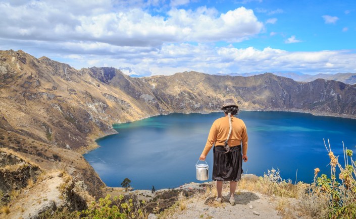 Mujer en la laguna quilotoa