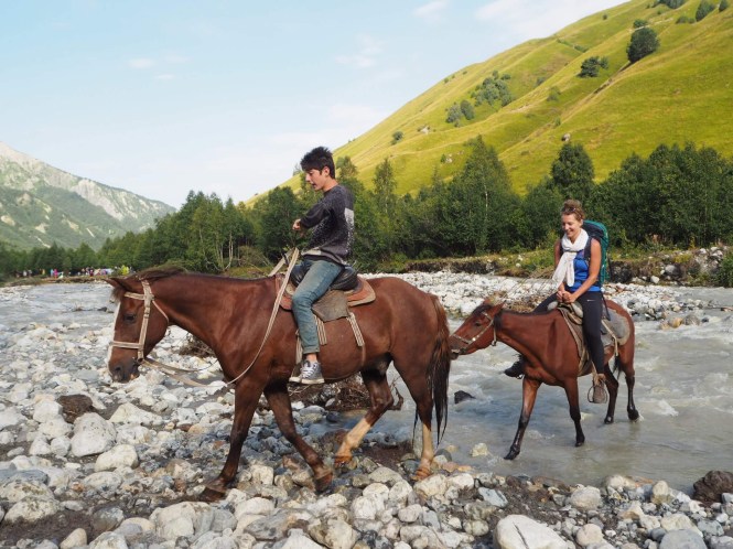 Caballos río Adishi trekking Mestia a Ushguli