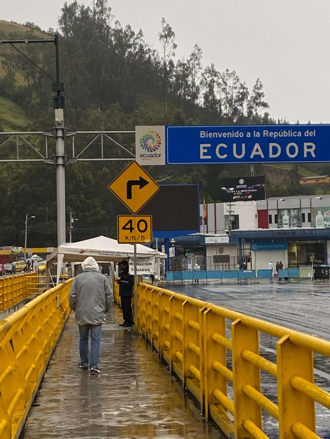 Puente internacional de Rumichaca salida Ecuador