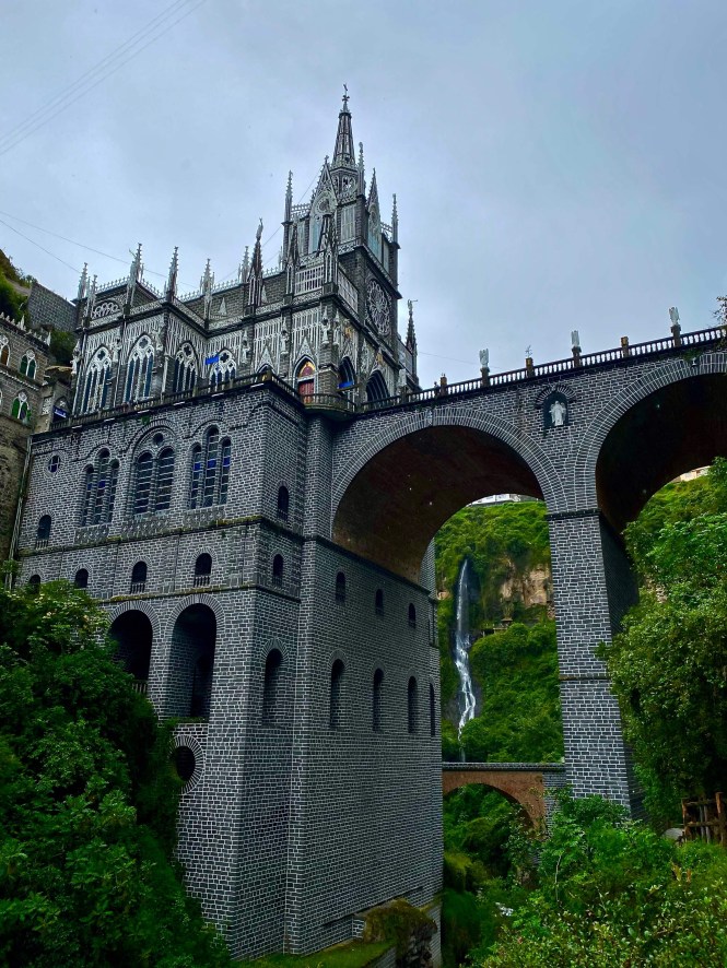 Vista de la Basílica de Nuestra Señora del Rosario de Las Lajas desde el río cruce Ecuador Colombia