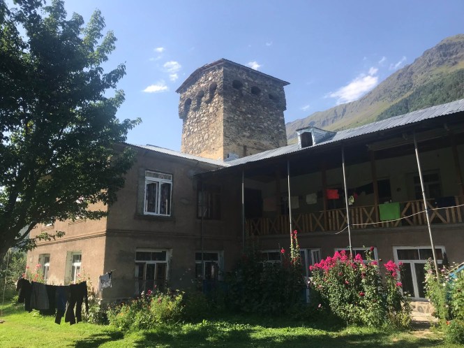 Alojamiento trekking Mestia a Ushguli