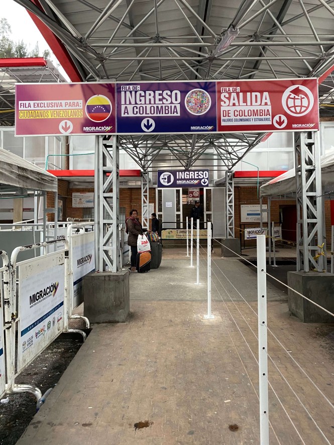 Control fronterizo colombiano en Rumichaca cruzar frontera Ecuador Colombia