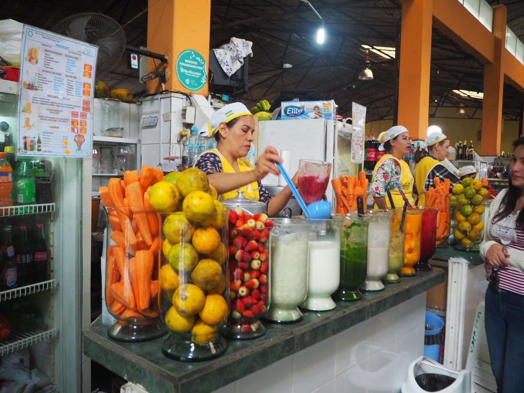 Puestos de jugos en el Mercado Central, qué hacer en Baños