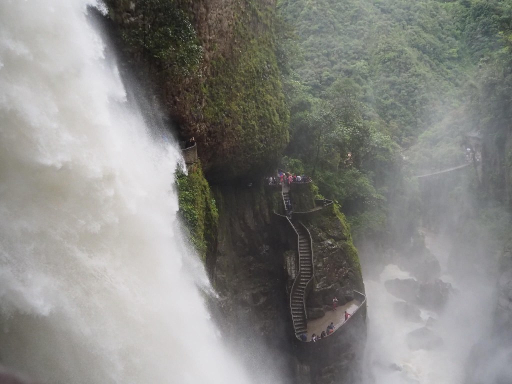Vista del “ Pailón del diablo” desde la entrada Isla del Pailón