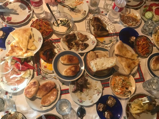 Cena en el trekking Mestia a Ushguli