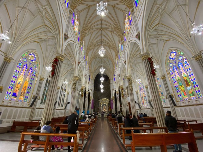Interior de la Basílica de Las Lajas Ecuador Colombia