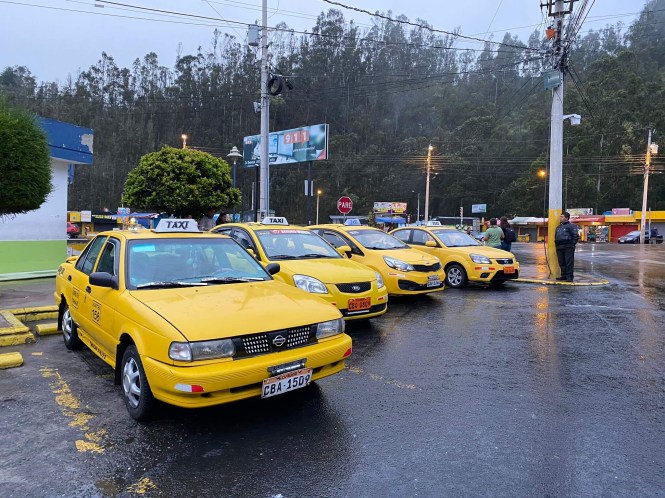 Taxis en la frontera ecuatoriana cruzar de Ecuador a Colombia